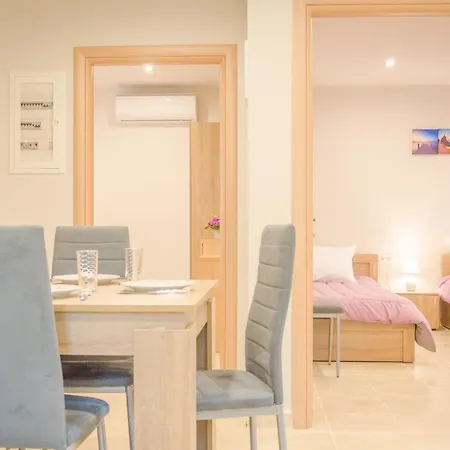 Chrisella Villa Szkála Rahoníu